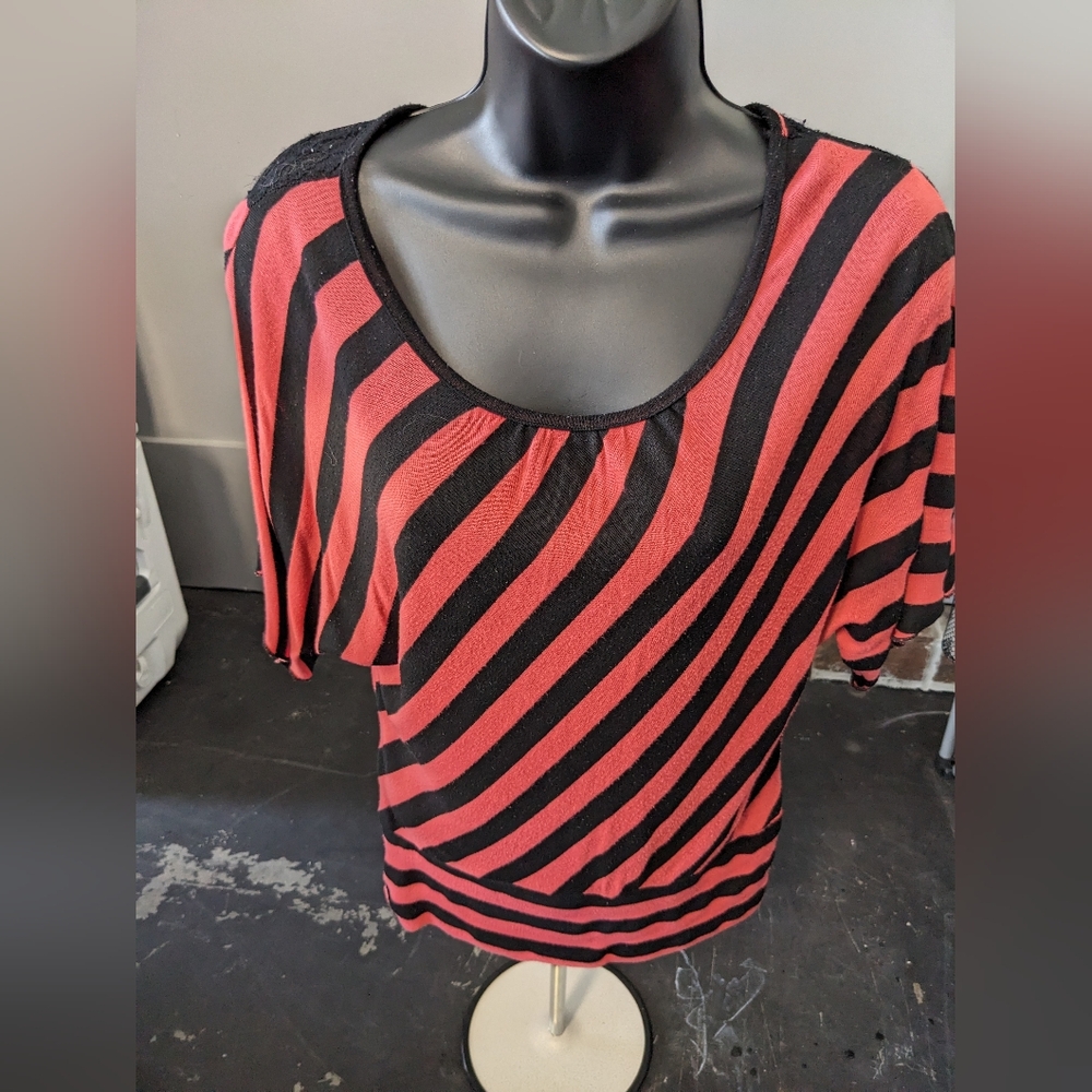 Women's Large IZ Byer Salmon & Black Top